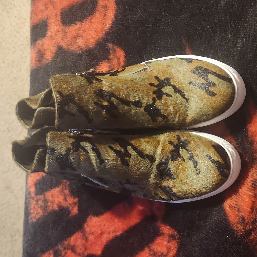 Very cute ALL BLACK Brand Calf fur Camo high top sneaker EU 39 Green Black